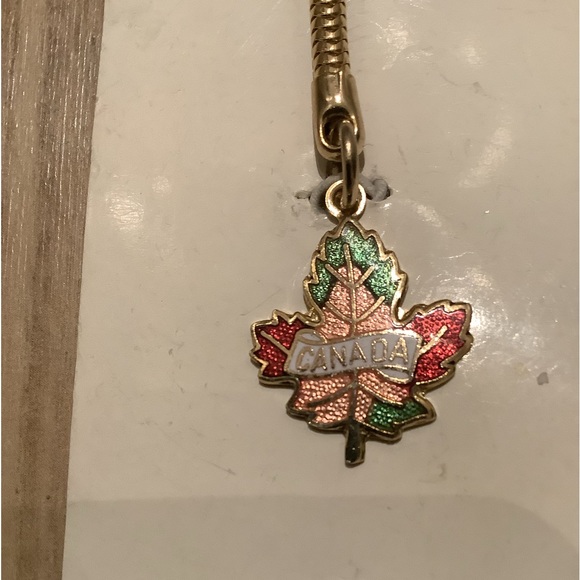 New vintage Souvenir Canada maple leaf key chain - Picture 5 of 5